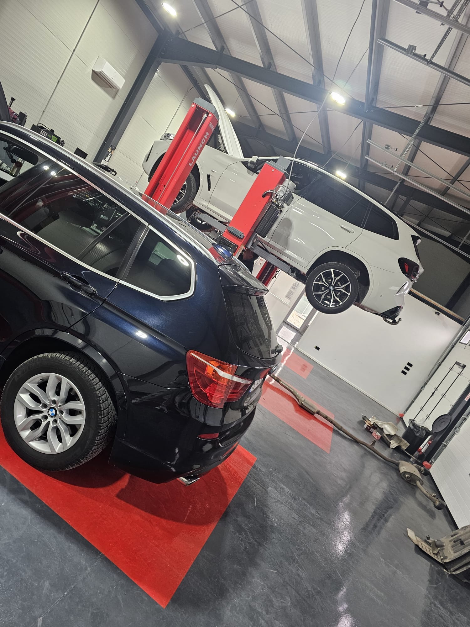 Două mașini BMW în atelier