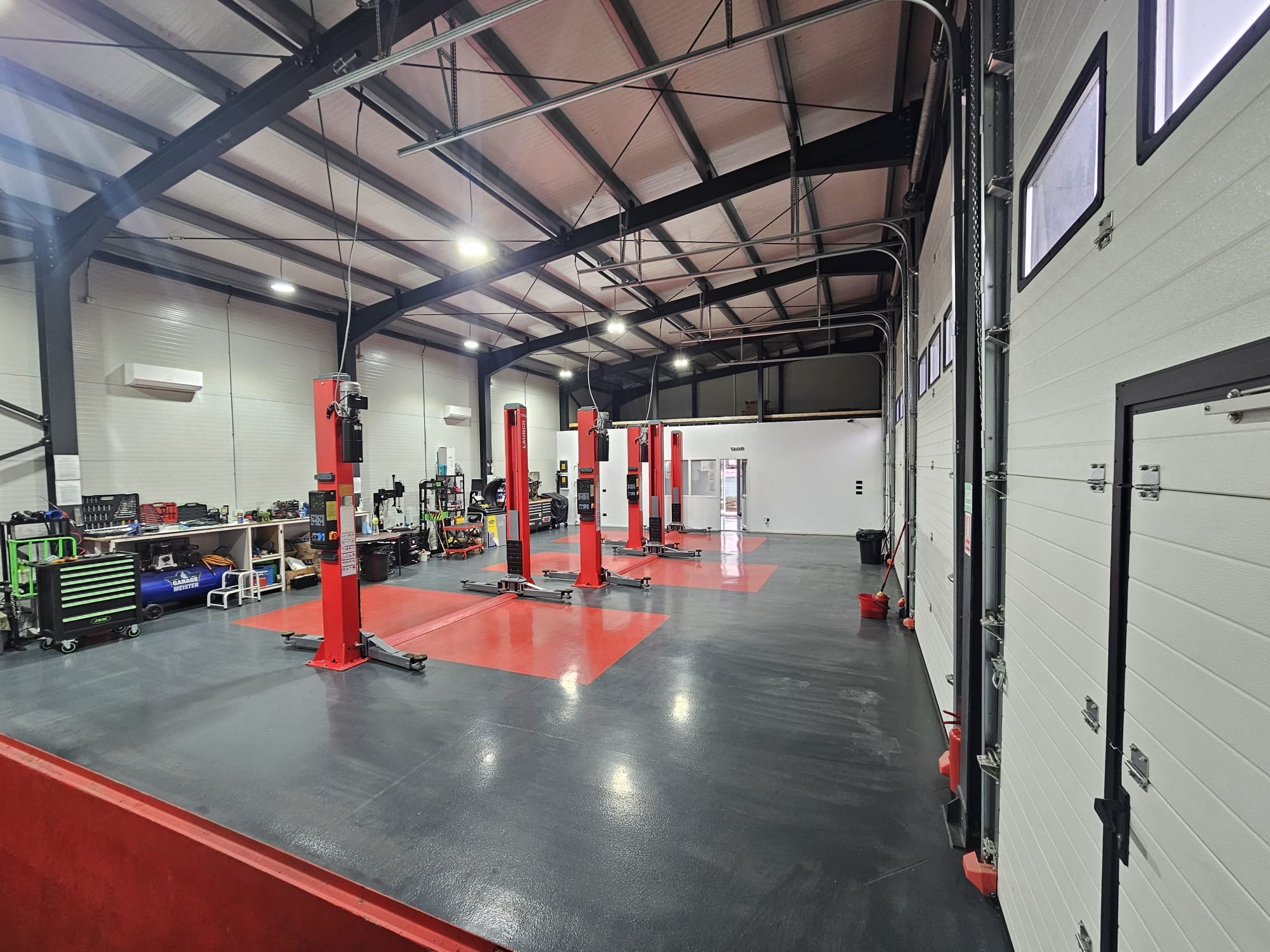 Vedere de ansamblu cu elevatoarele Launch