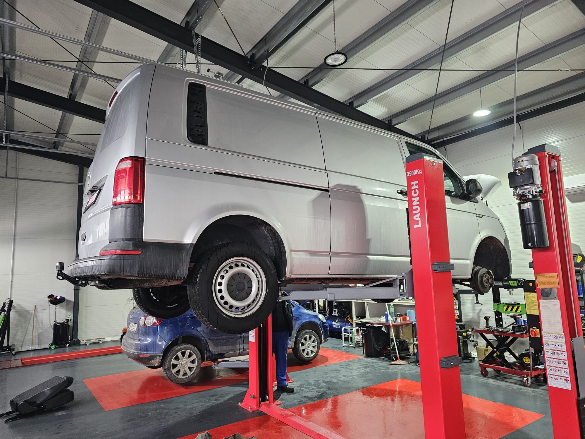 VW Transporter ridicat pe elevator de 3.5T